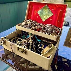 ⚜️ 1.5 LBs High-End Signature Jewelry Lot ⚜️
Signed Unsigned | Wearable ⚜️